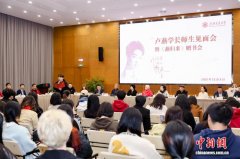 华人演员卢燕回母校上海交大谈艺术人生